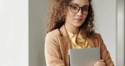 Tevreden klant met laptop in handen