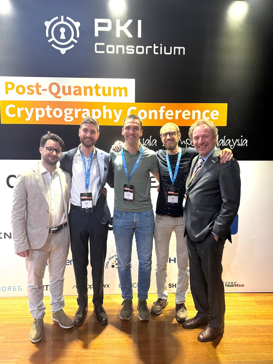 Groepsfoto tijdens PQC Conference 2025. Met op de foto vlnr Alessandro Amadori (TNO), Michiel Marcus (TNO), Stefan van den Berg (TNO), Sven Konings (ZYNYO) en Ton Oosterwijk (PKI-partners)