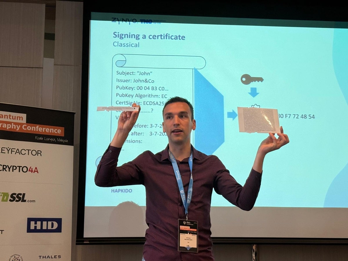 Stefan van den Berg (TNO) laat het verschil zien tussen een klassieke sleutel en een post-quantum sleutel