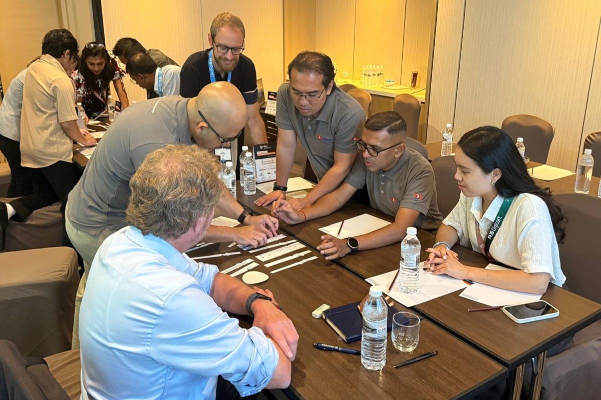 Workshop-deelnemers maken een hybride certificaat door verschillende velden als puzzelstukjes aan elkaar te leggen