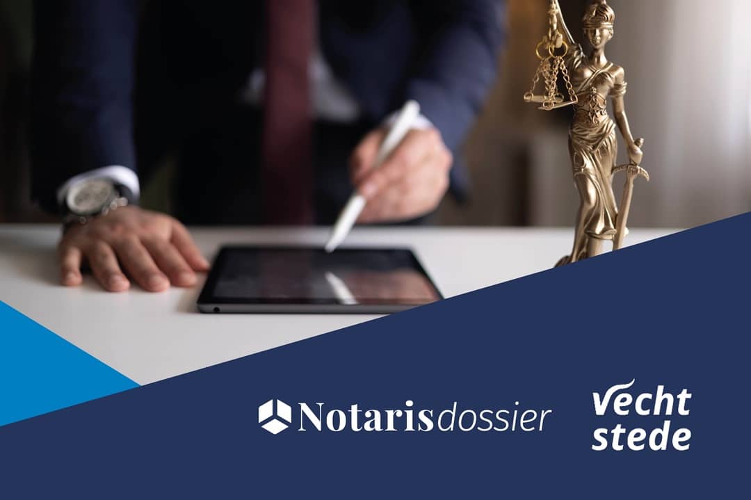 Handen van een man in pak die digitaal ondertekent op een tablet, met logo's van Notarisdossier en Vechtstede